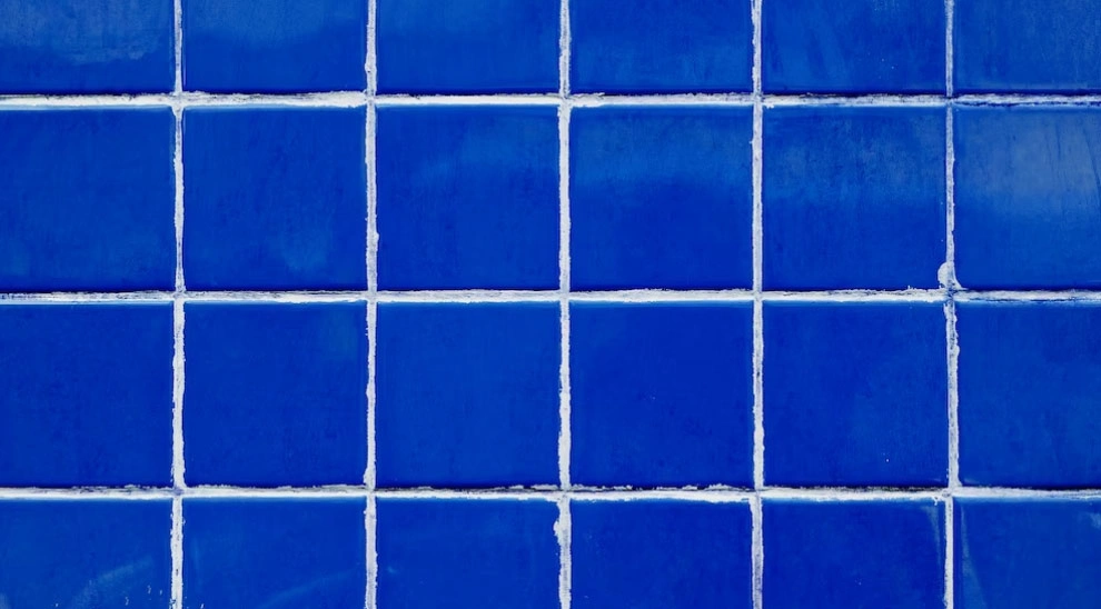 Why Do People Use Blue Tiles for Swimming Pools?